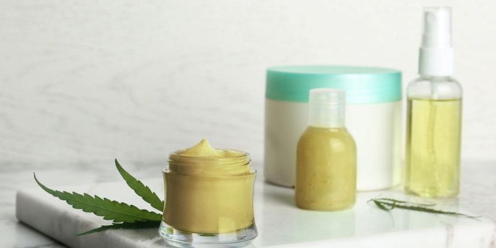 What is a private cosmetics manufacturer, and what can you expect from them?